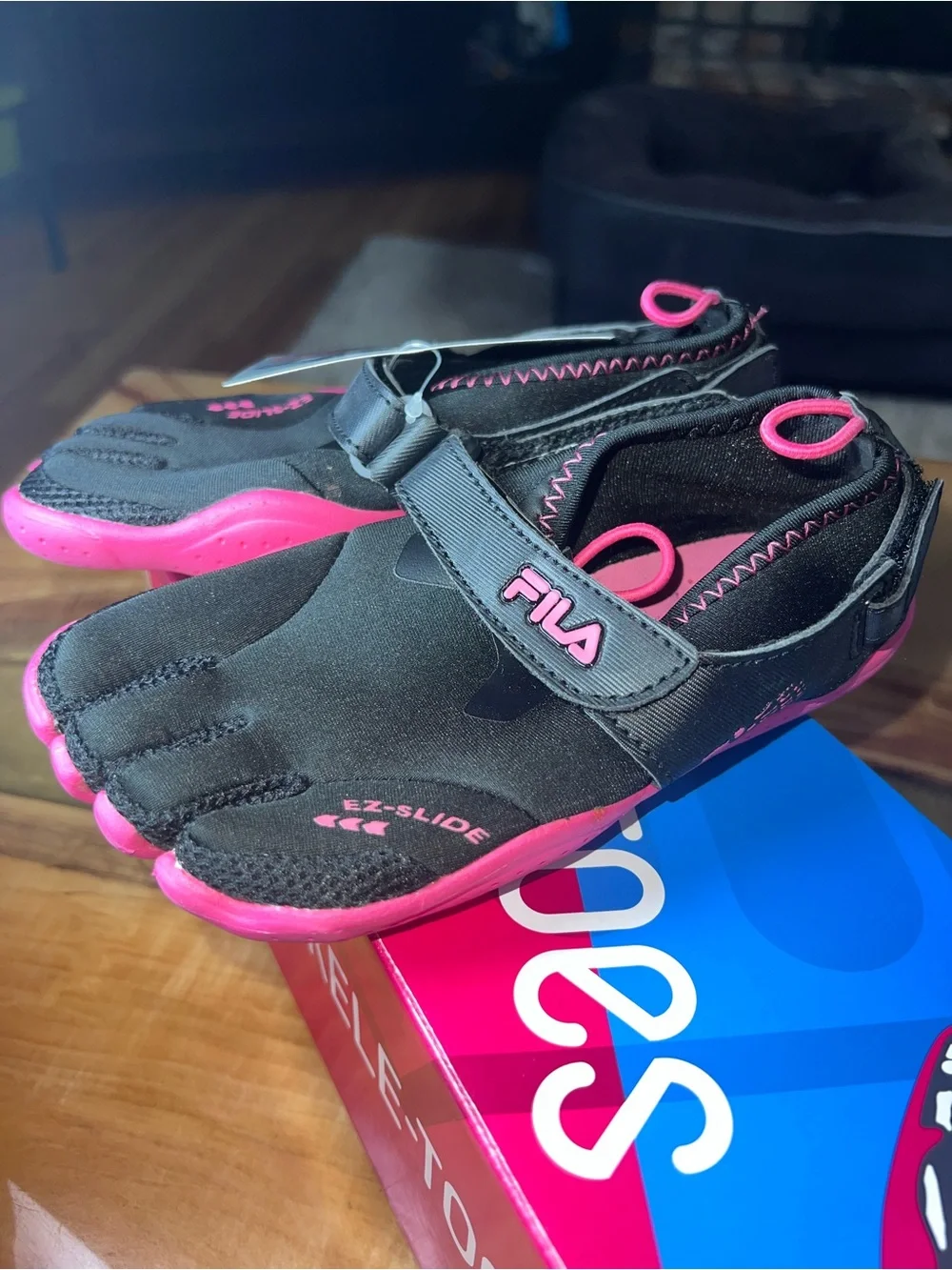 FILA Kids Skeleton-toes Ex Slide Drainage Black and Hot Pink Five-Toe Size 1